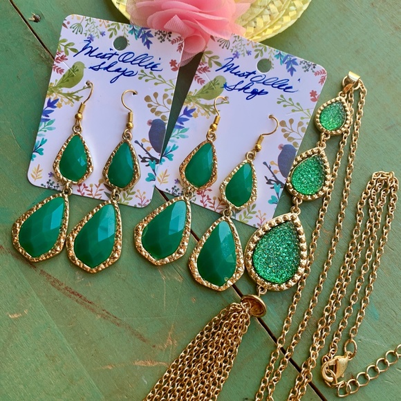 💚 Handmade Green Dangle Statement Earrings - Long Green Necklace w Tassel NWOT - Picture 3 of 3